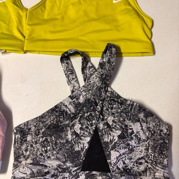 4 new womens medium Nike sports bras - Picture 3 of 3